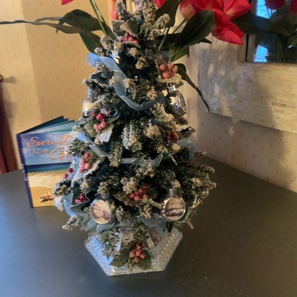 THE BRADFORD EXCHANGE, Thomas Kinkade, pre lit flocked, table top Christmas tree - Picture 7 of 10